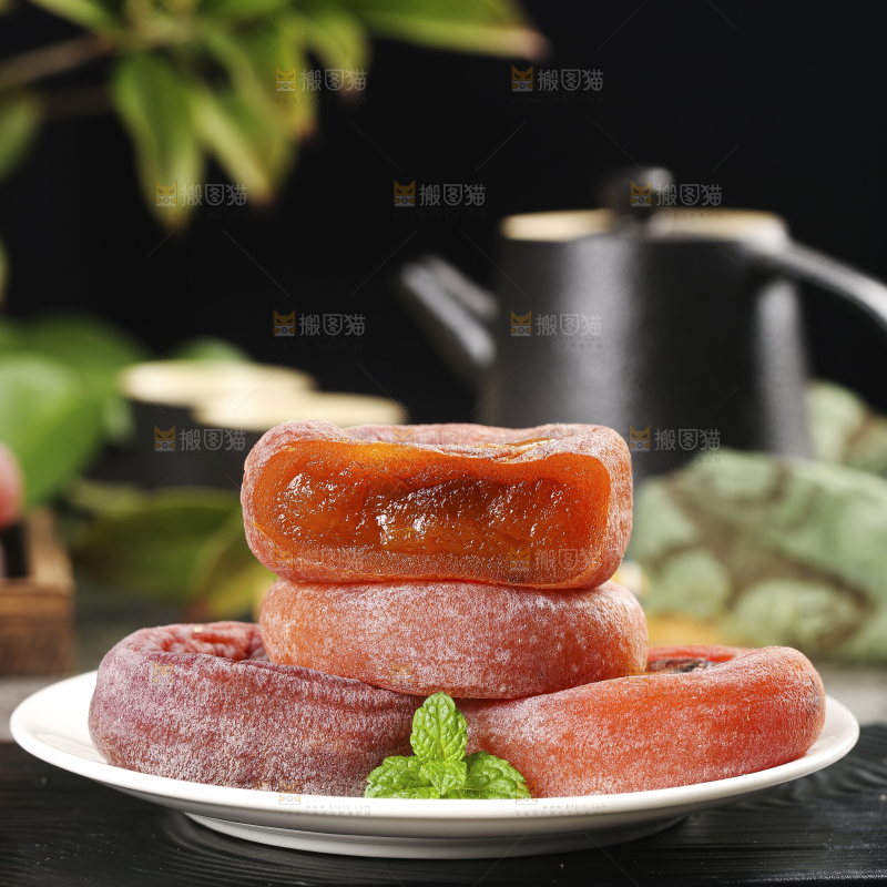 黑底上放着一盘霜降柿子饼