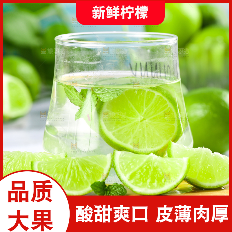 木板上放着青柠檬和一杯柠檬水