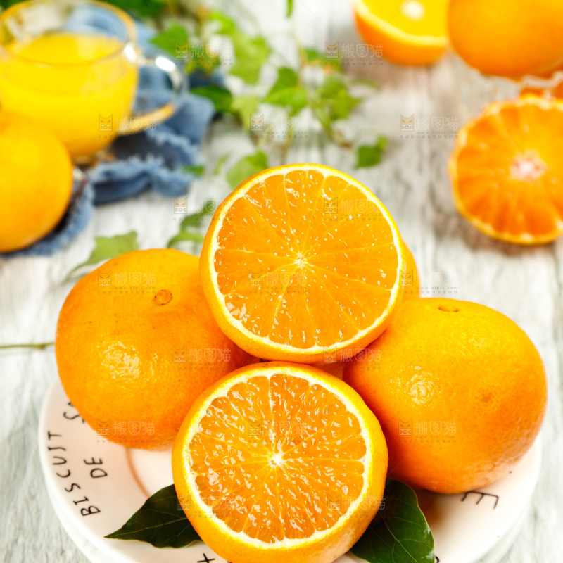 木纹底上放着一盘四川爱媛果冻橙