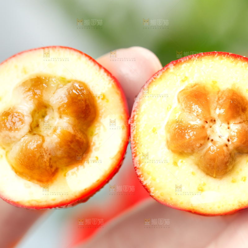 手上拿着山里红