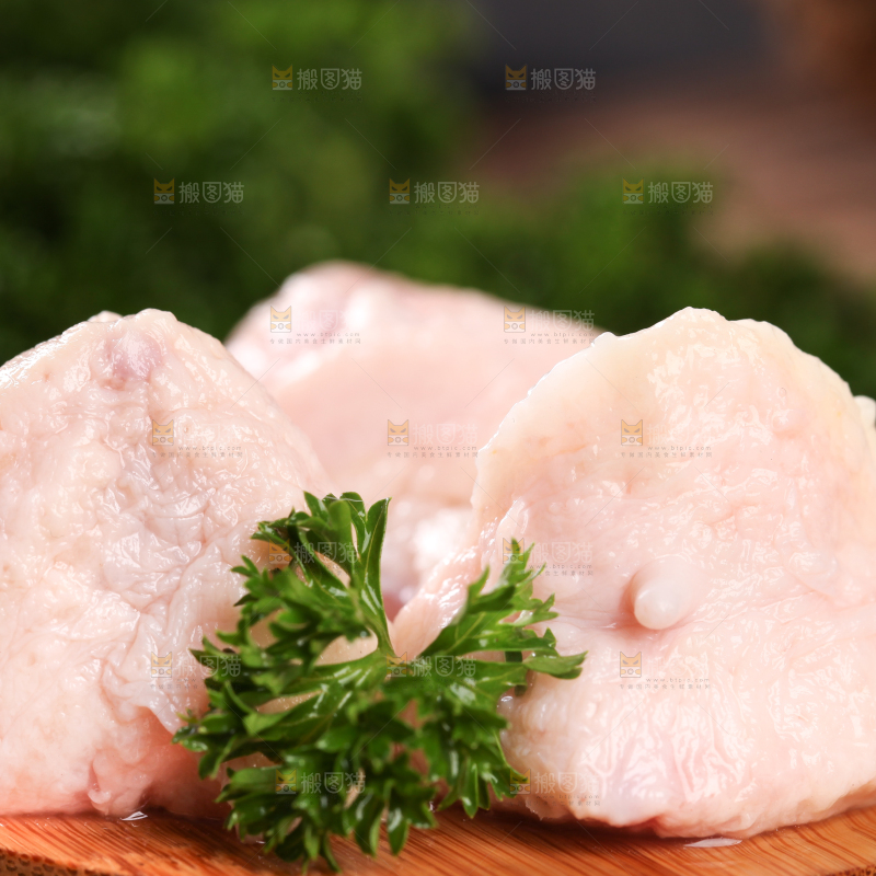 木板上放着鸡屁股