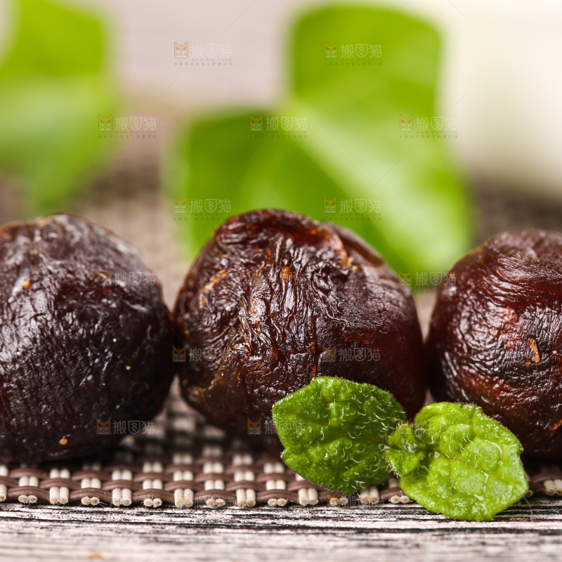 格子底上的桂圆果肉