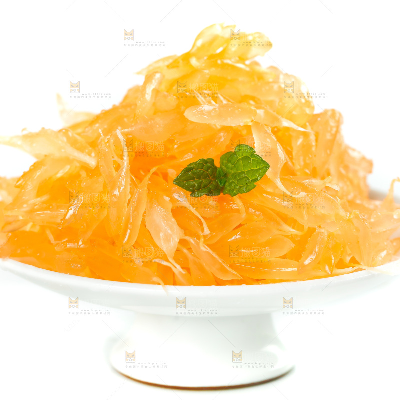 白底上放着一碟黄金蜜柚果粒