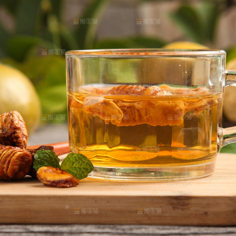 木板上放着一杯罗汉果茶