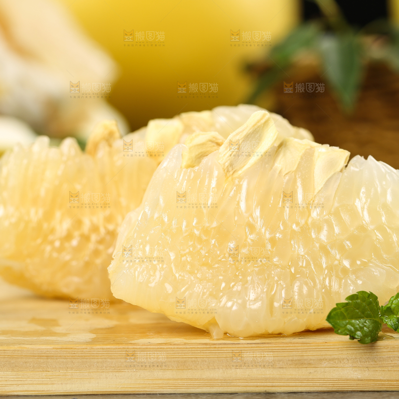 木板上放着沙田柚果肉