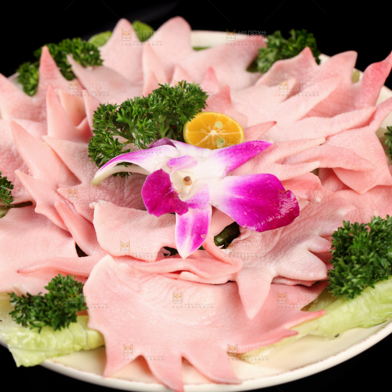 黑底上一盘新鲜鸡冠