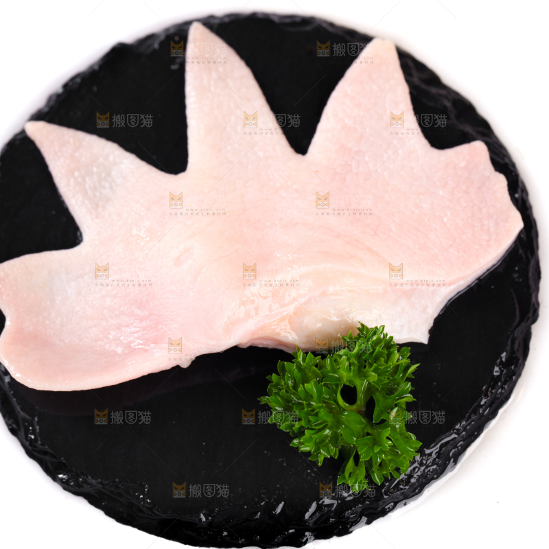 黑石板上的生鲜鸡冠