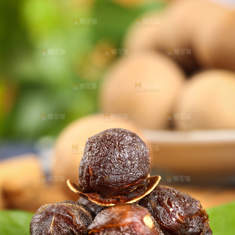 叶子上放着桂圆干果肉