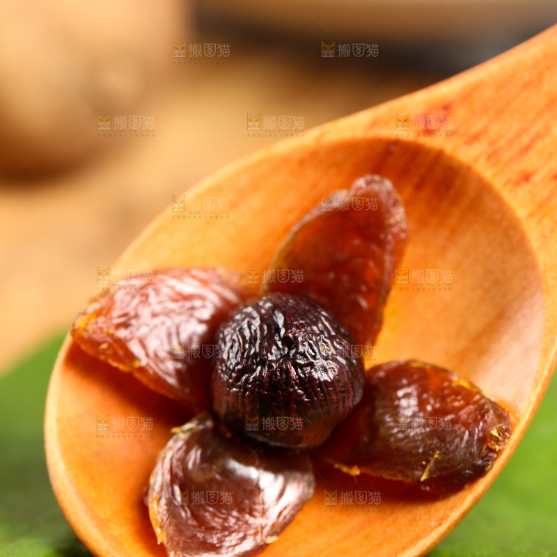 一个撕开的桂圆果肉