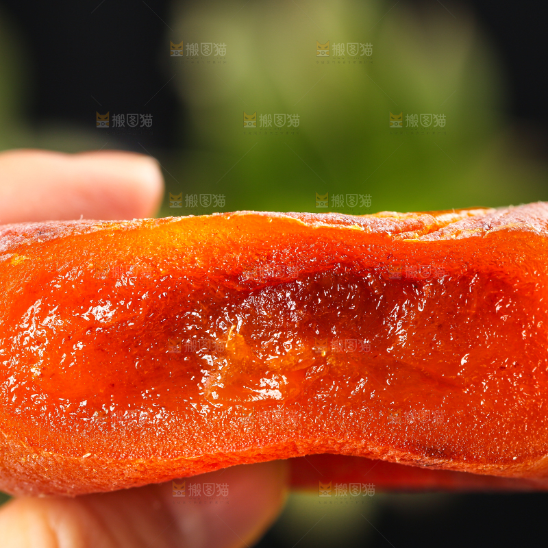 手上拿着流心柿饼