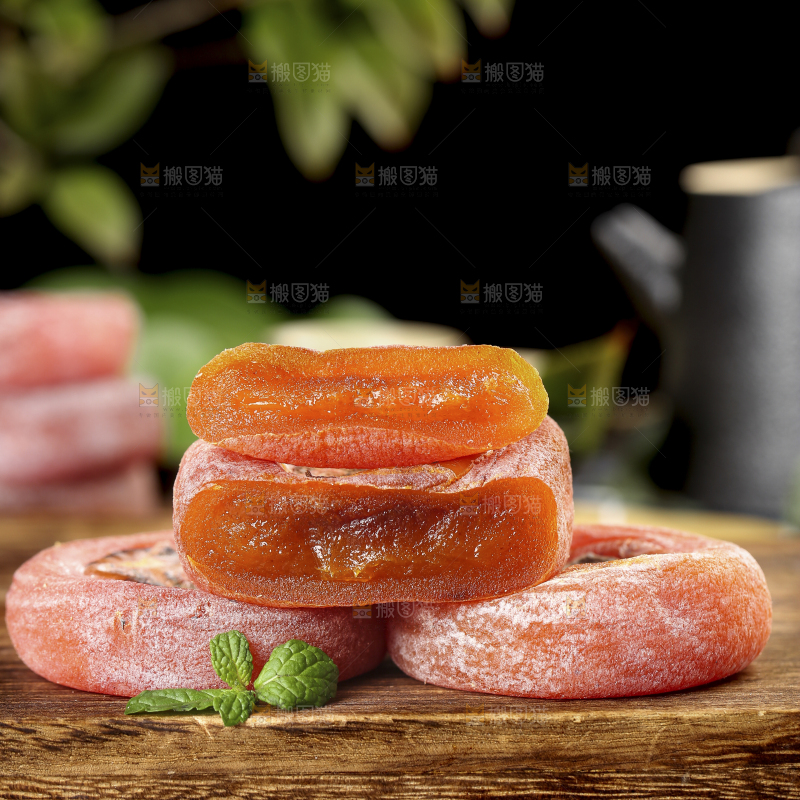 木板上的圆柿饼