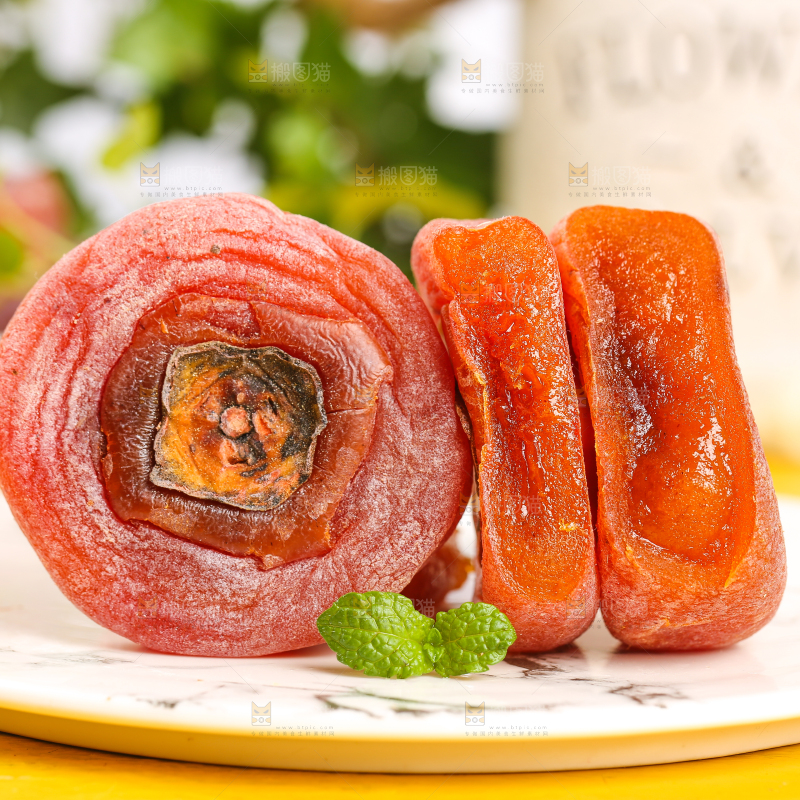 石盘里放着柿子饼