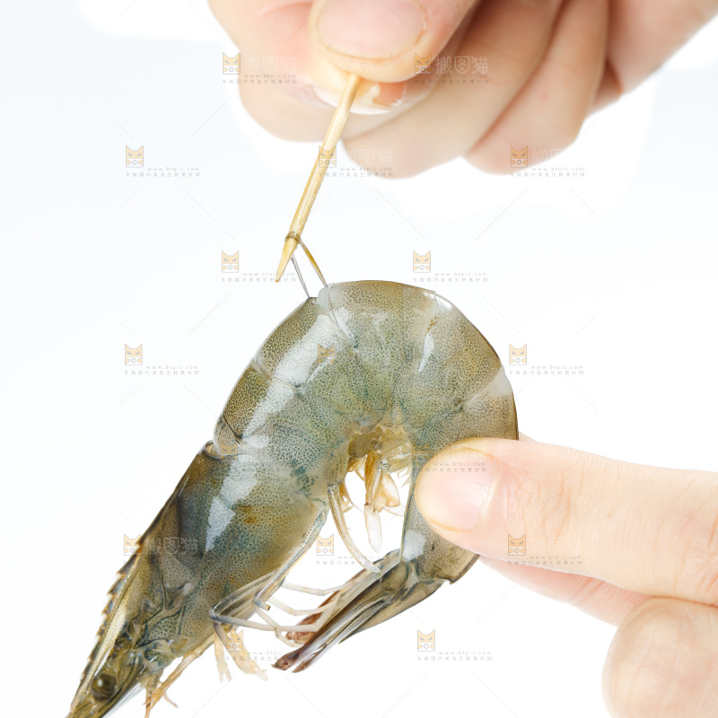 手上拿着对虾