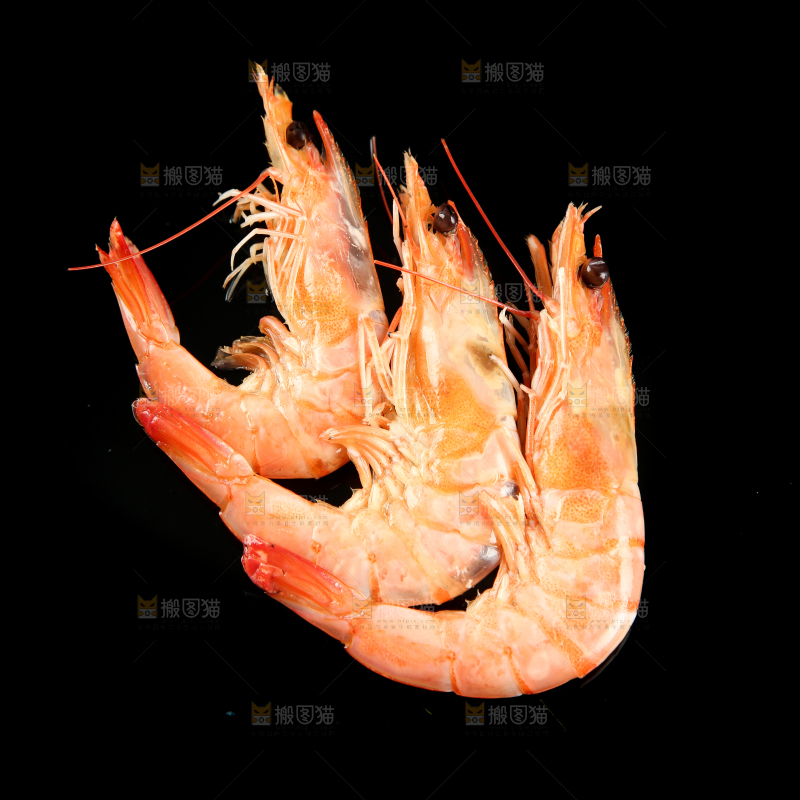 黑底上放着对虾