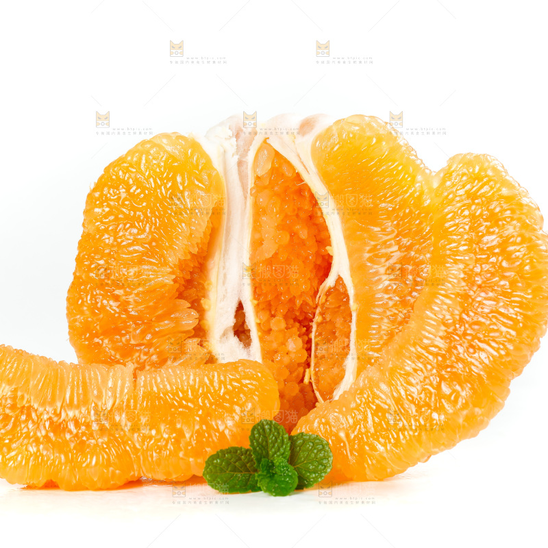 白底上的黄金柚子果肉
