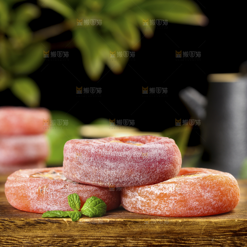 木板上的圆柿饼