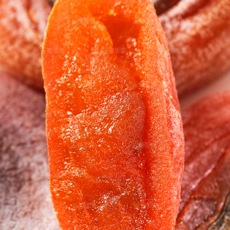 盘子里放着广西恭城柿饼