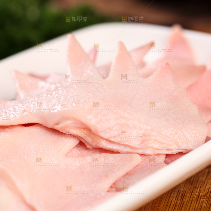木板上放着一盘鸡冠子