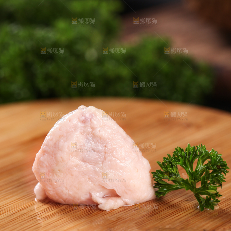 木板上放着鸡屁股