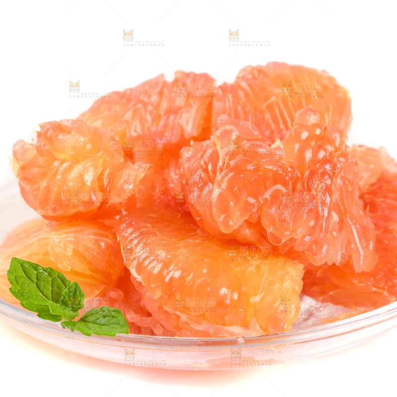 白底上放着一盘红心蜜柚果肉