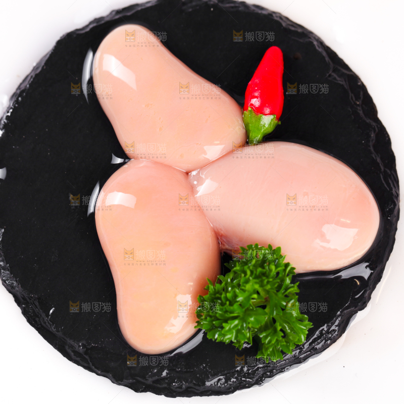 黑石板上放着农家土鸡腰子