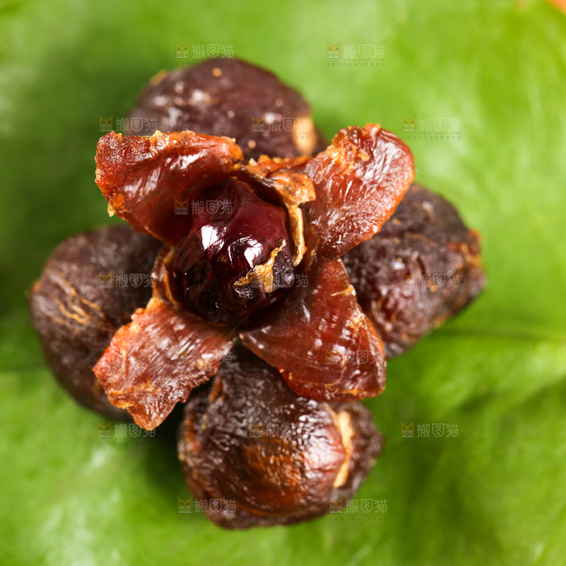 叶子上放着桂圆干果肉
