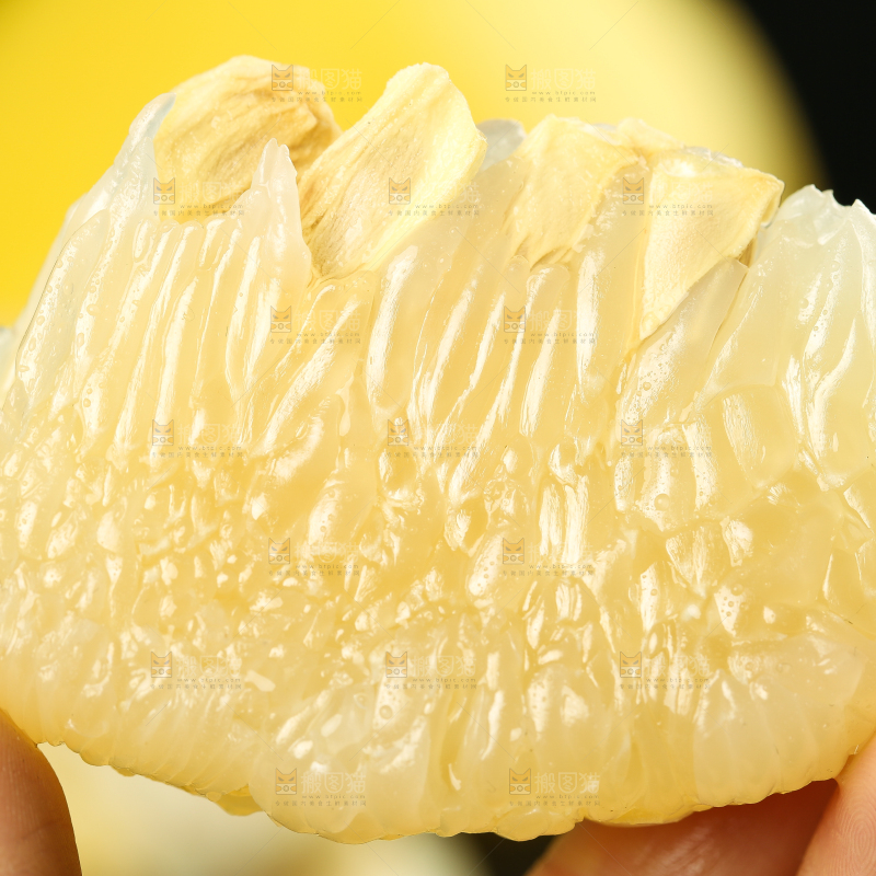 手上拿着白心柚