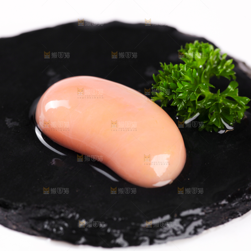 黑石板上放着农家土鸡腰子