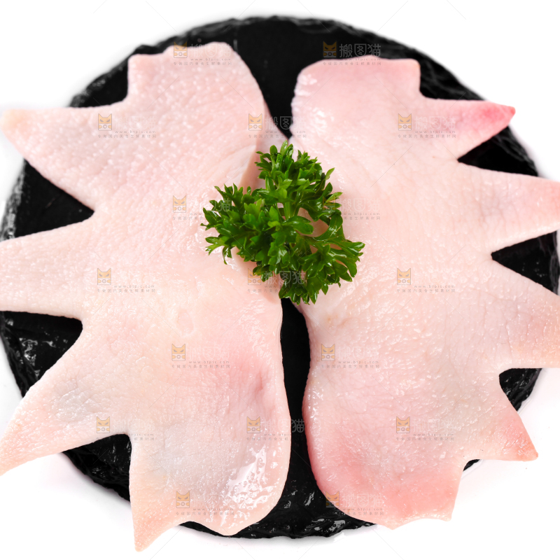 黑石板上的生鲜鸡冠