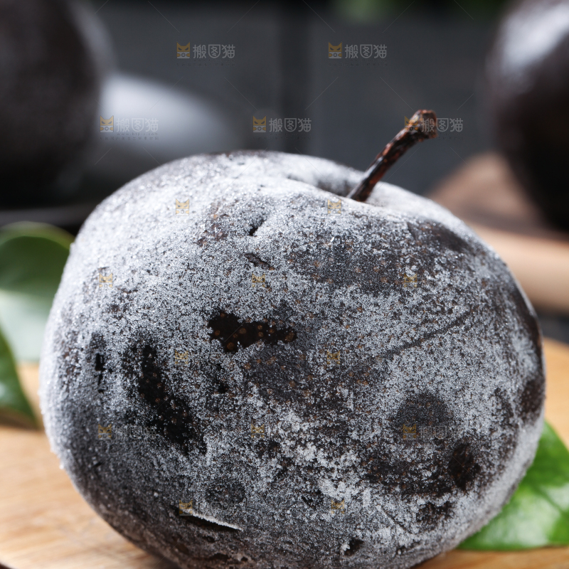 木板上的黑冻梨