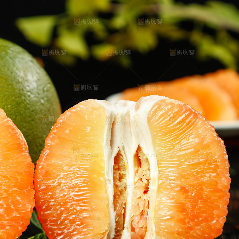 黑底上放着泰国金柚和金柚果肉