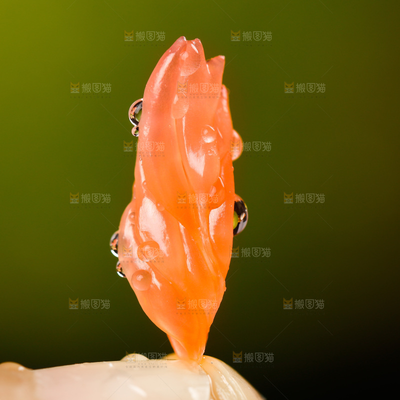 手上拿着红心青柚果肉
