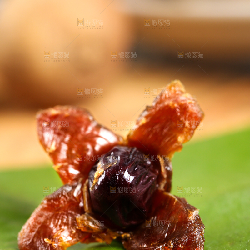 叶子上放着桂圆干果肉