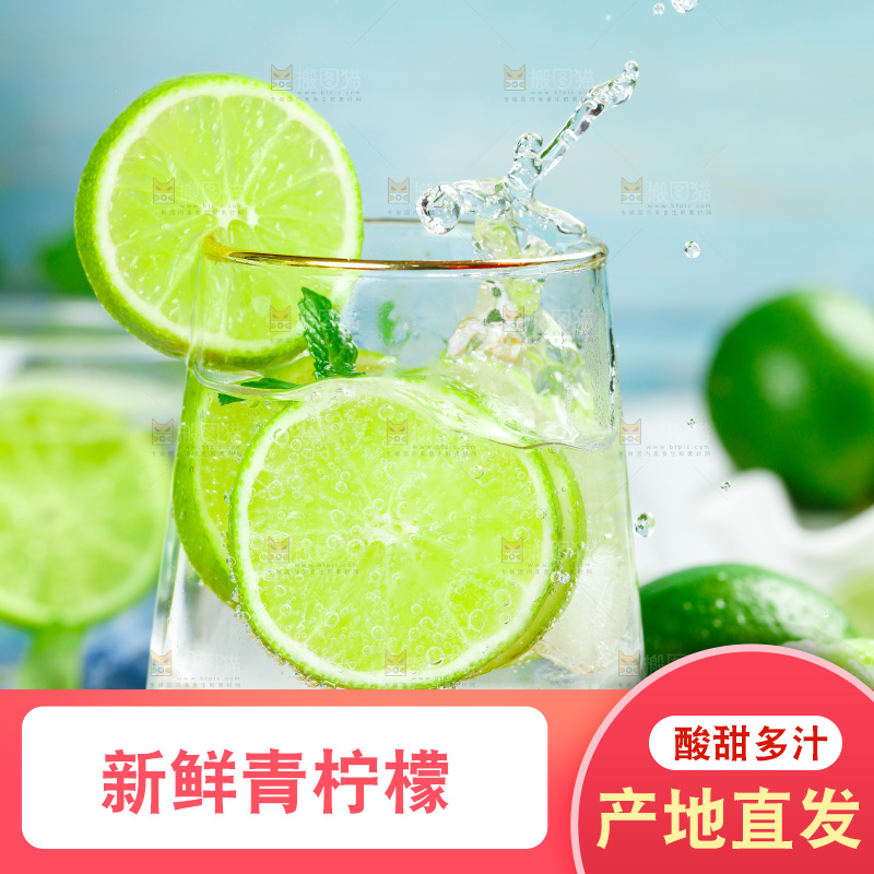 木板上放着一杯柠檬水