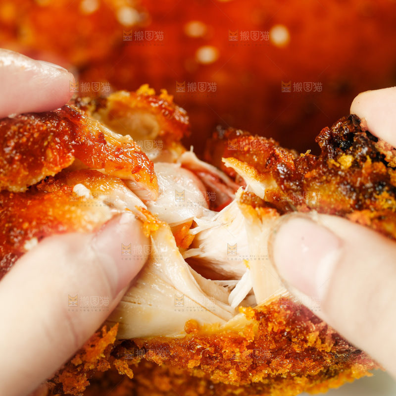 手里拿着熟鸡腿