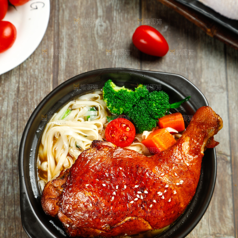 碗里装着鸡腿面
