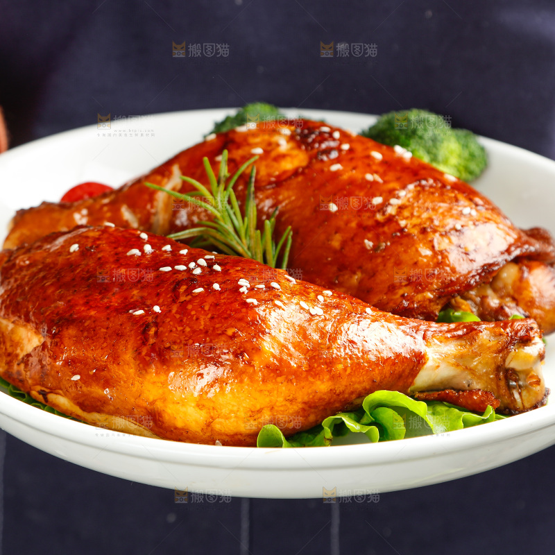 碟子里放着着蜜汁鸡腿