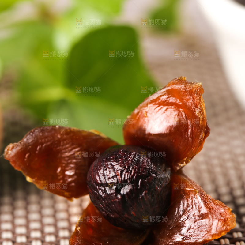 格子底上的桂圆果肉