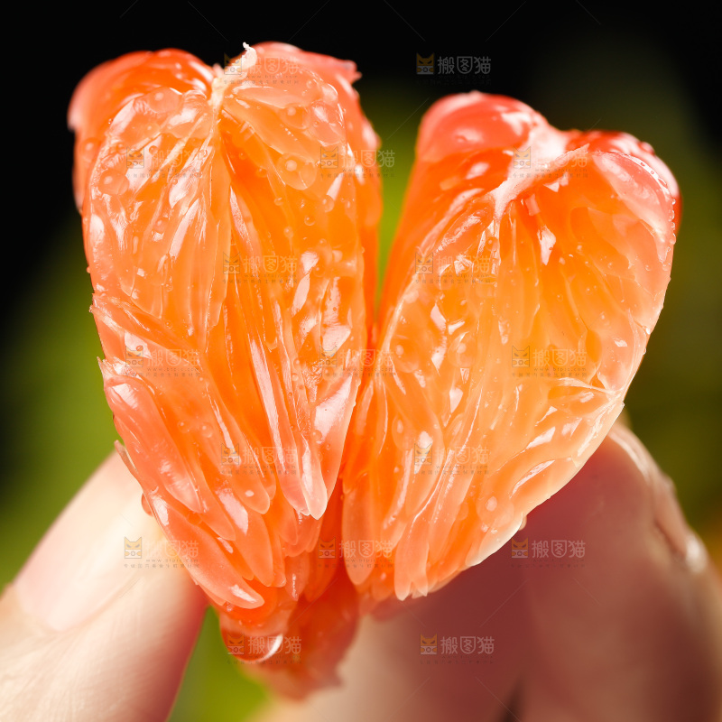 手上拿着红心青柚果肉