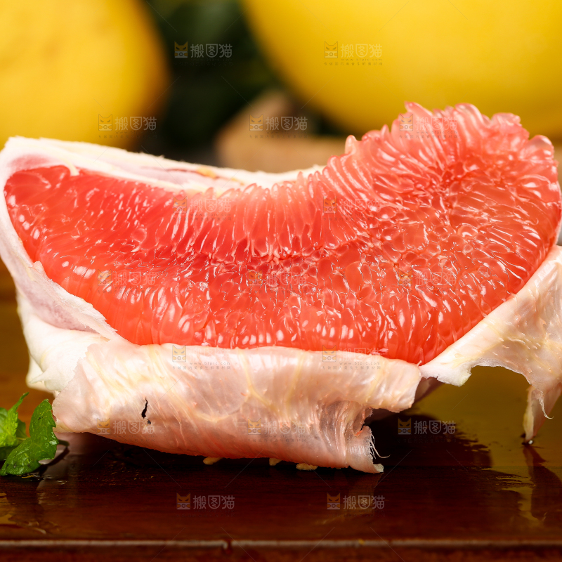 深底上放着红心蜜柚
