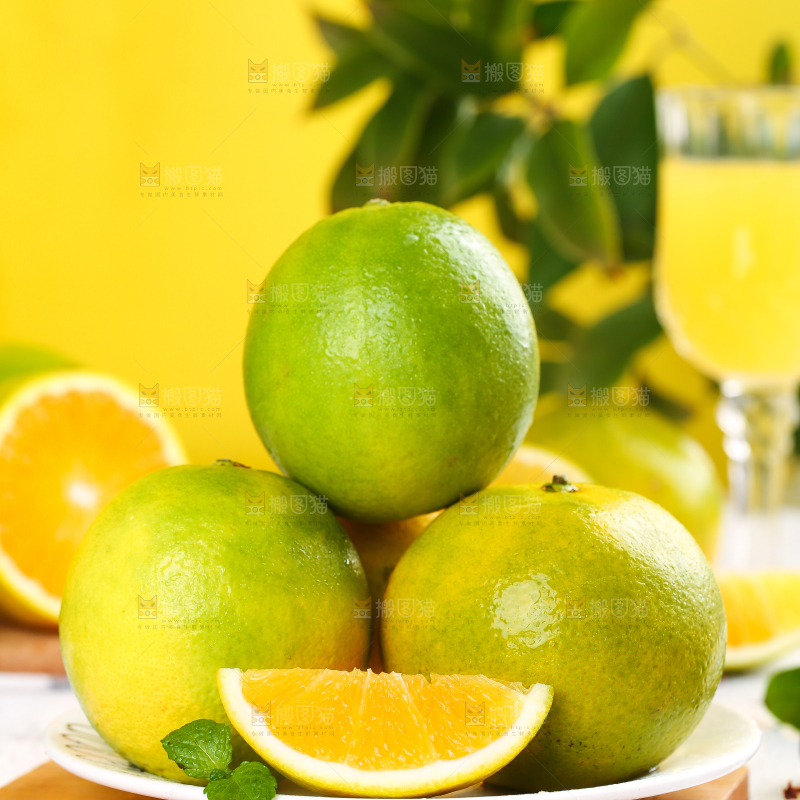 木板上放着一盘新鲜夏橙