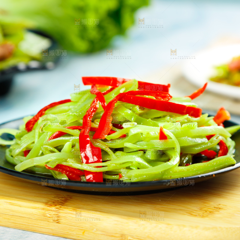 盘子里装着炒扁豆