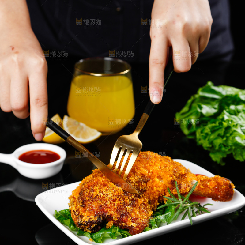 盘子里装着炸鸡腿