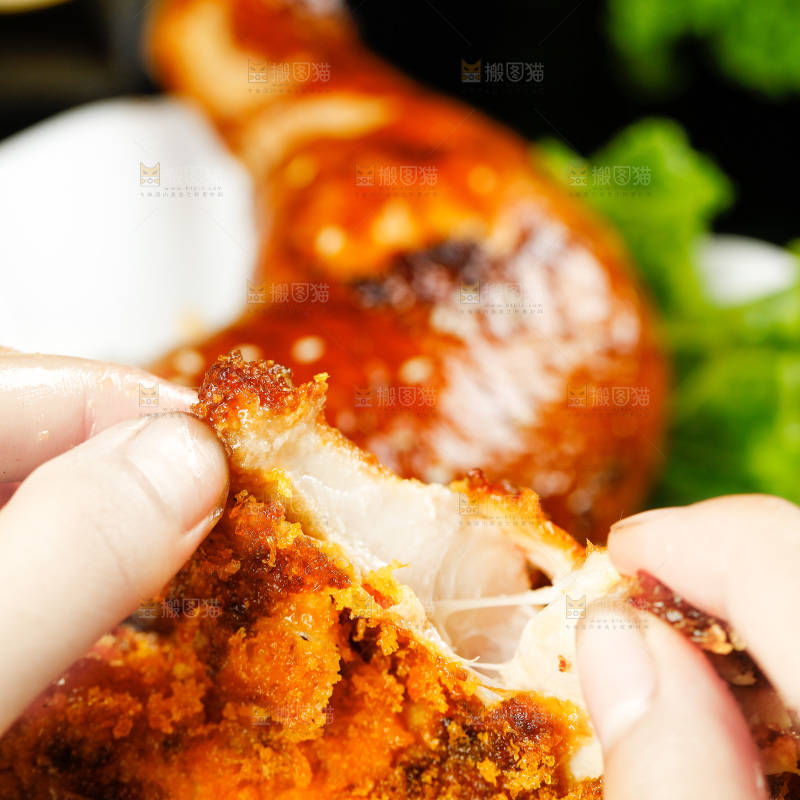手里拿着熟鸡腿