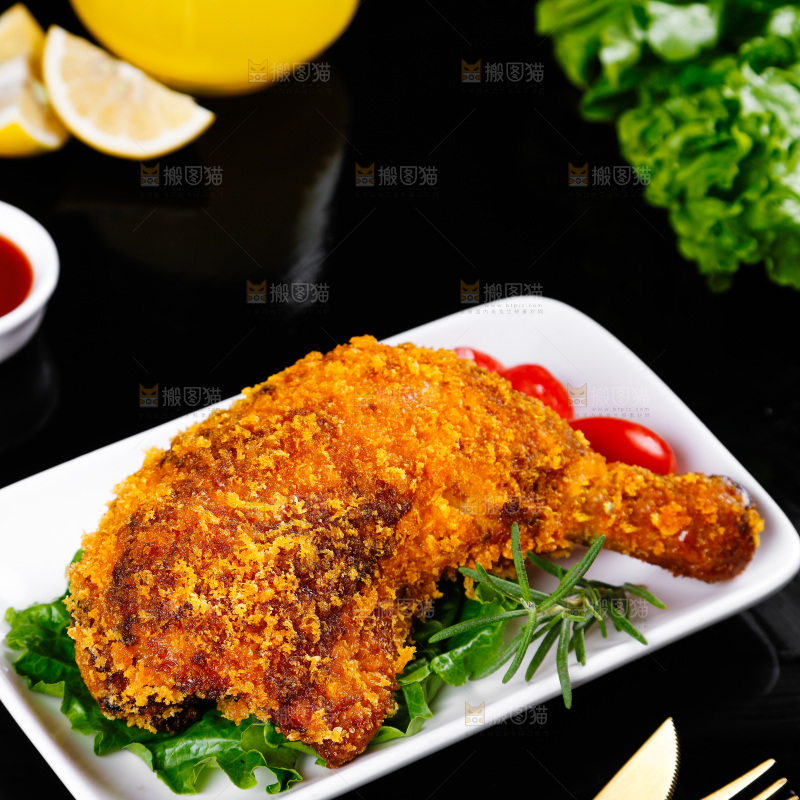 盘子里装着炸鸡腿
