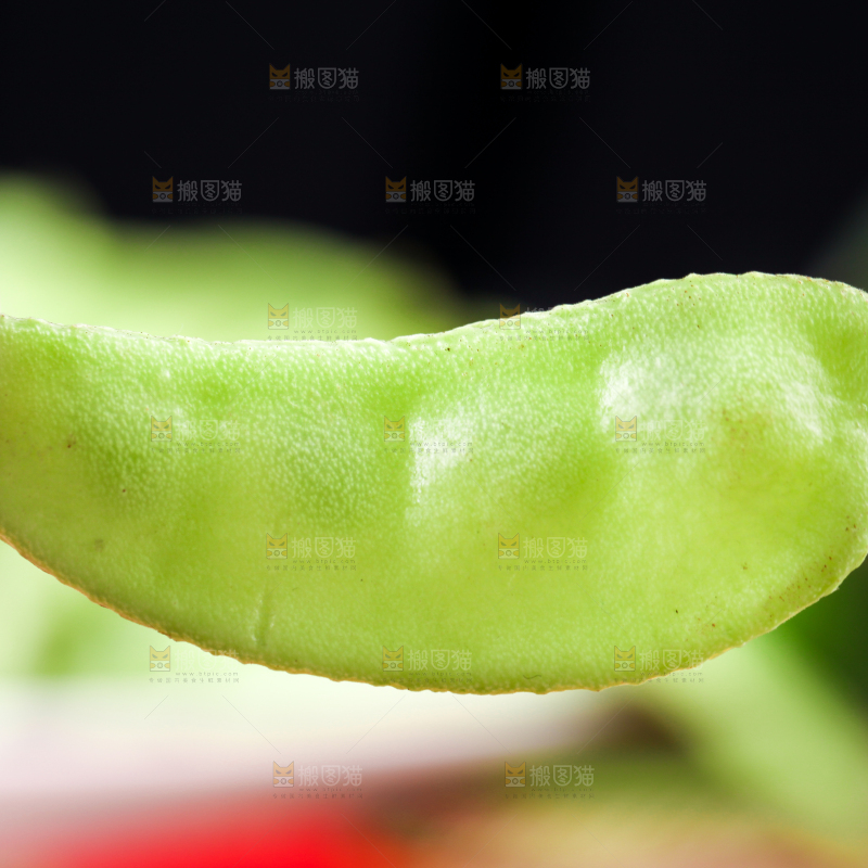 手里拿着扁豆角