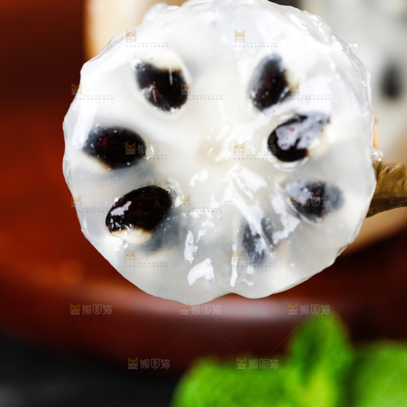 手里拿着切开的八月炸