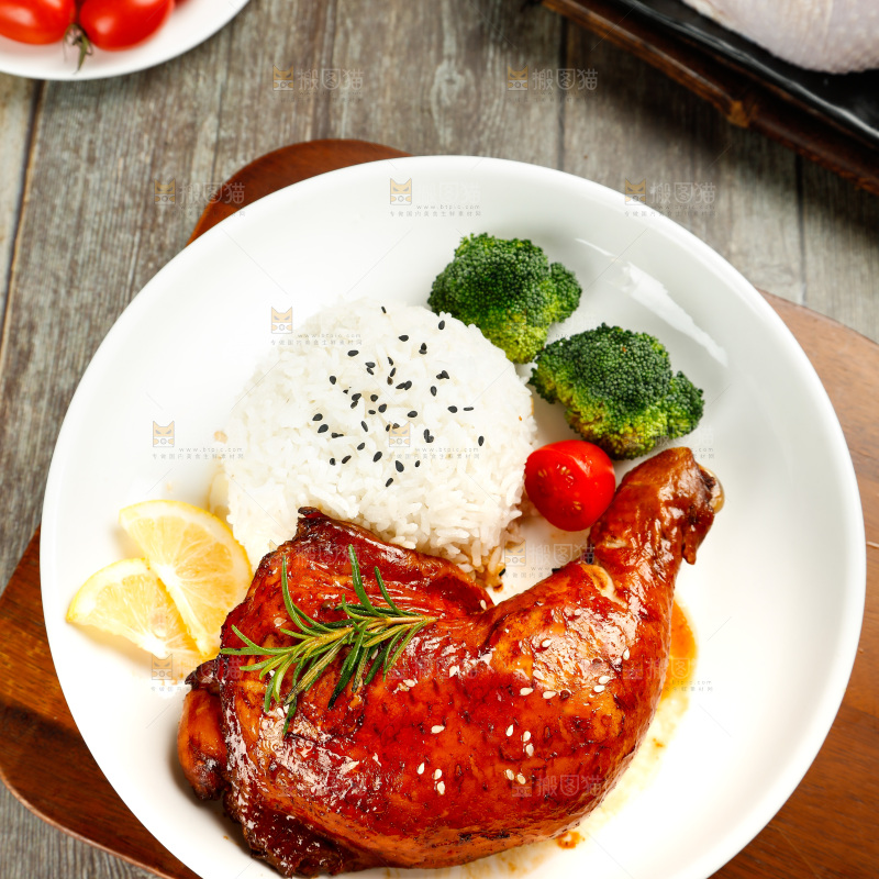 盘子里放着鸡腿盖饭