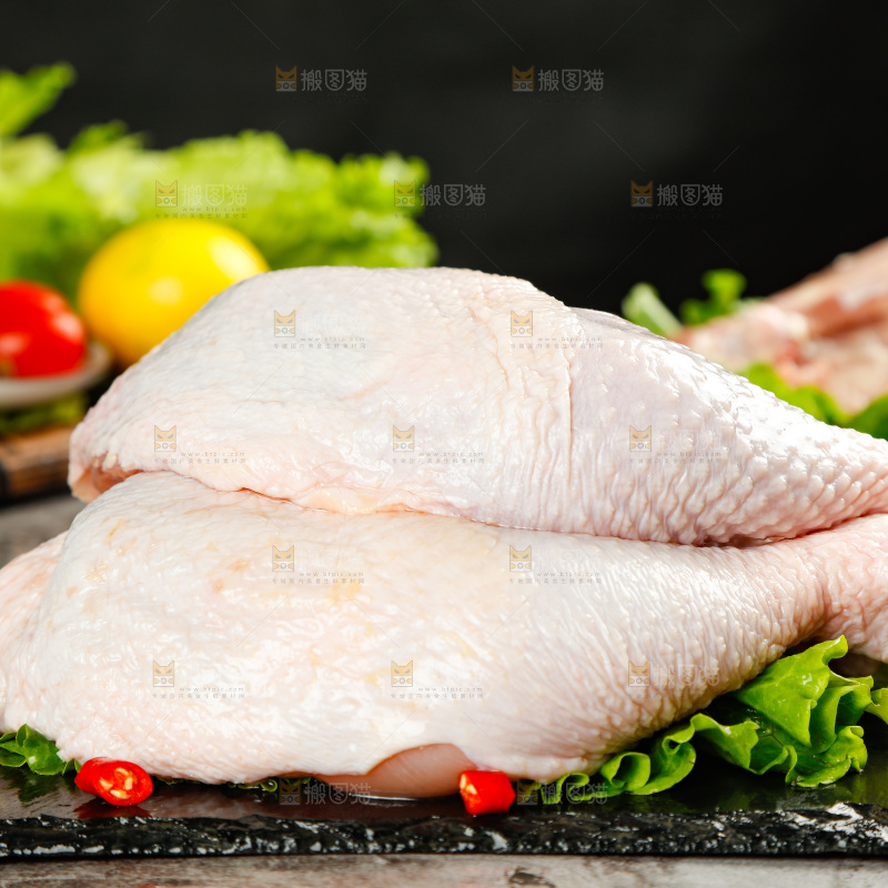 盘子里装着鸡腿