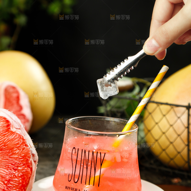 深底上摆放着柚子榨的果汁